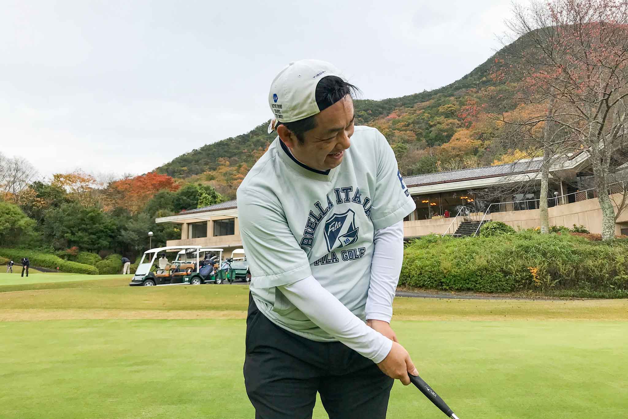 パッティング練習する関西ゴルフサークル セブンエイトの平賀さん