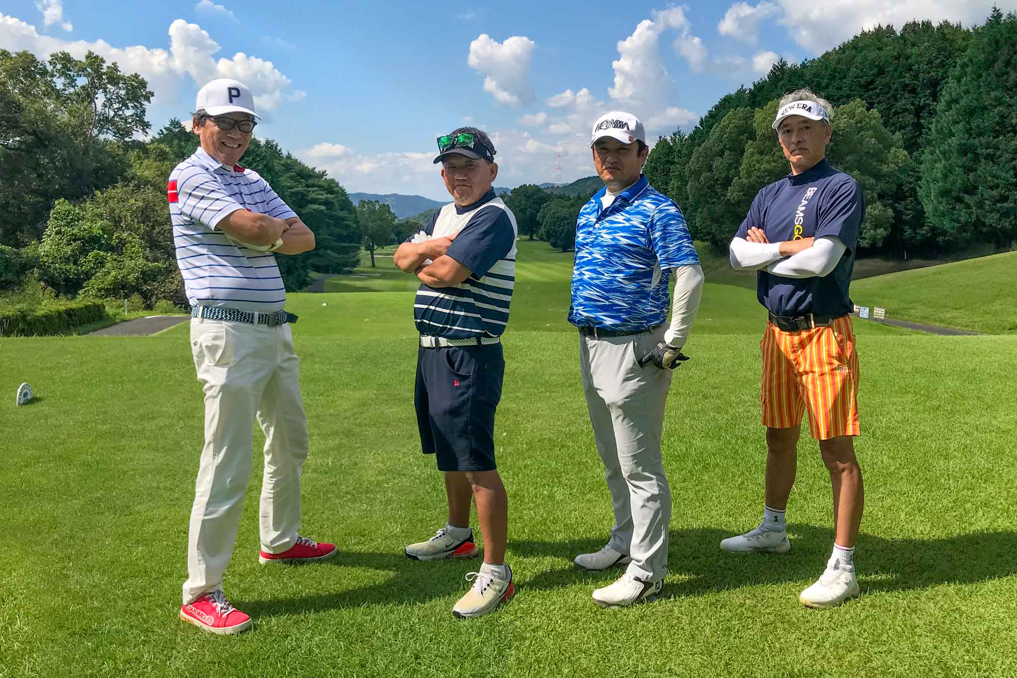 最終ホールで関西ゴルフサークル セブンエイトの4人の記念写真