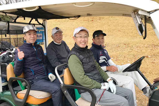 比良ゴルフ倶楽部でカートに乗るゴルフサークルセブンエイトの岸田さん、野村さん、中村さん、深見さんの記念写真