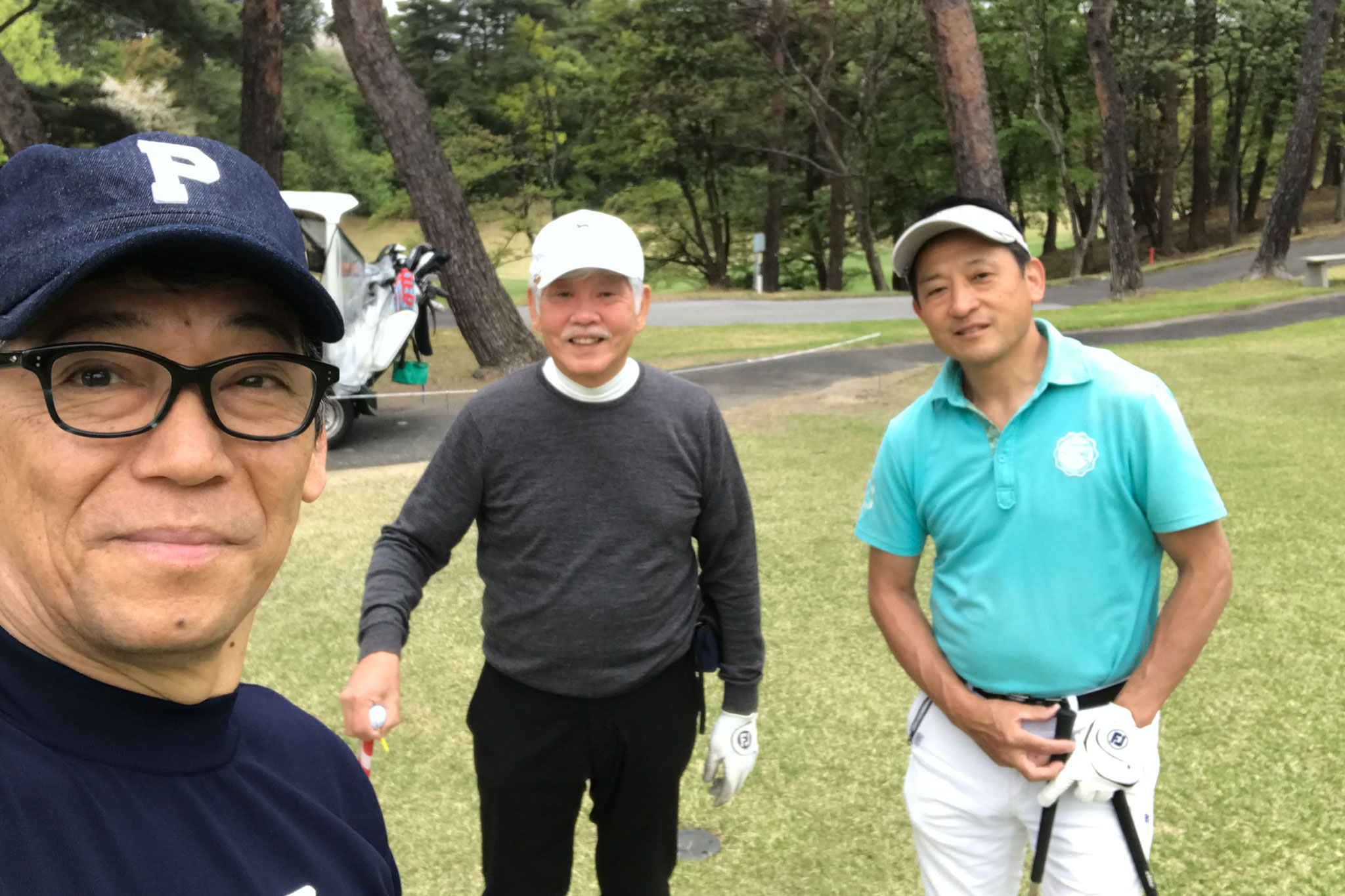 関西ゴルフサークル セブンエイト中村さんと深見さんと湯浅さんの記念写真