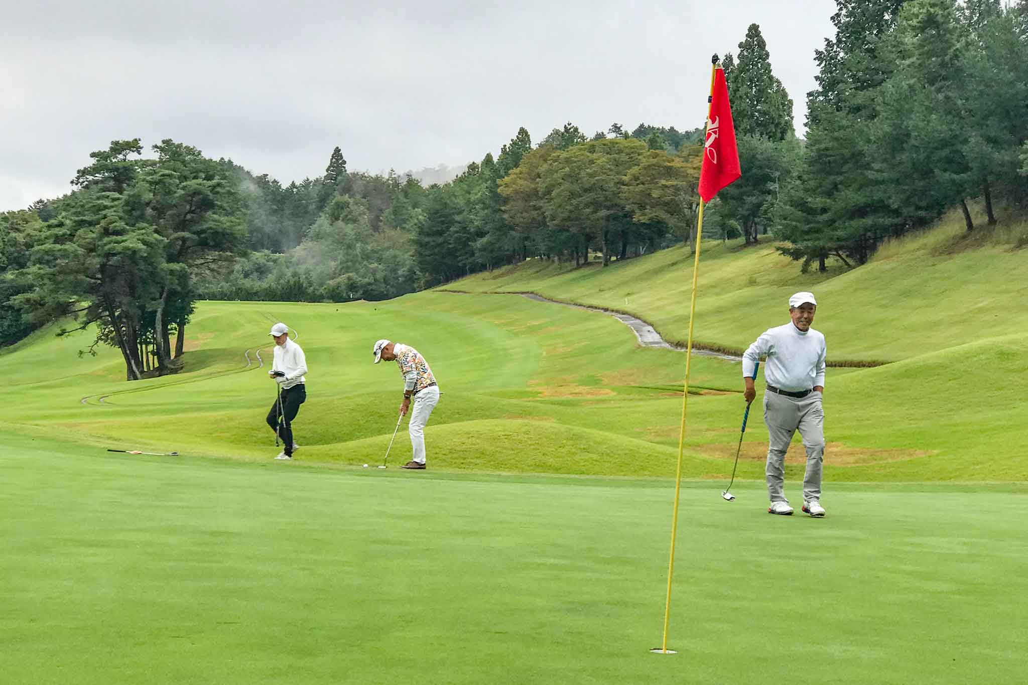 関西ゴルフサークル セブンエイトのメンバーがスクランブルゴルフを楽しむ