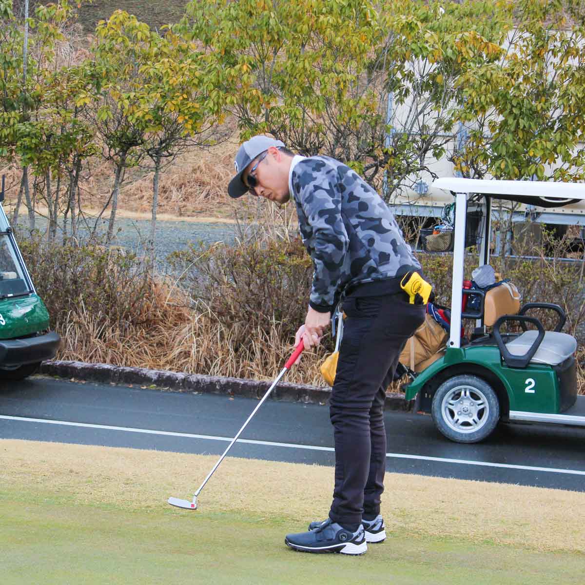 関西ゴルフサークル セブンエイトの今西さんのパッティング写真