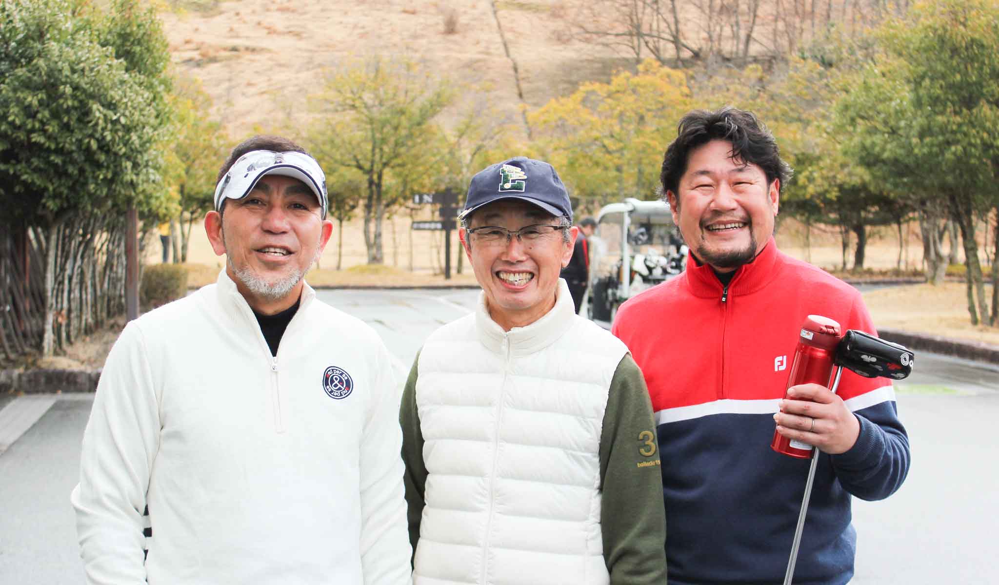 関西ゴルフサークル セブンエイトの森田さんと野村さんと黒木さんの記念写真