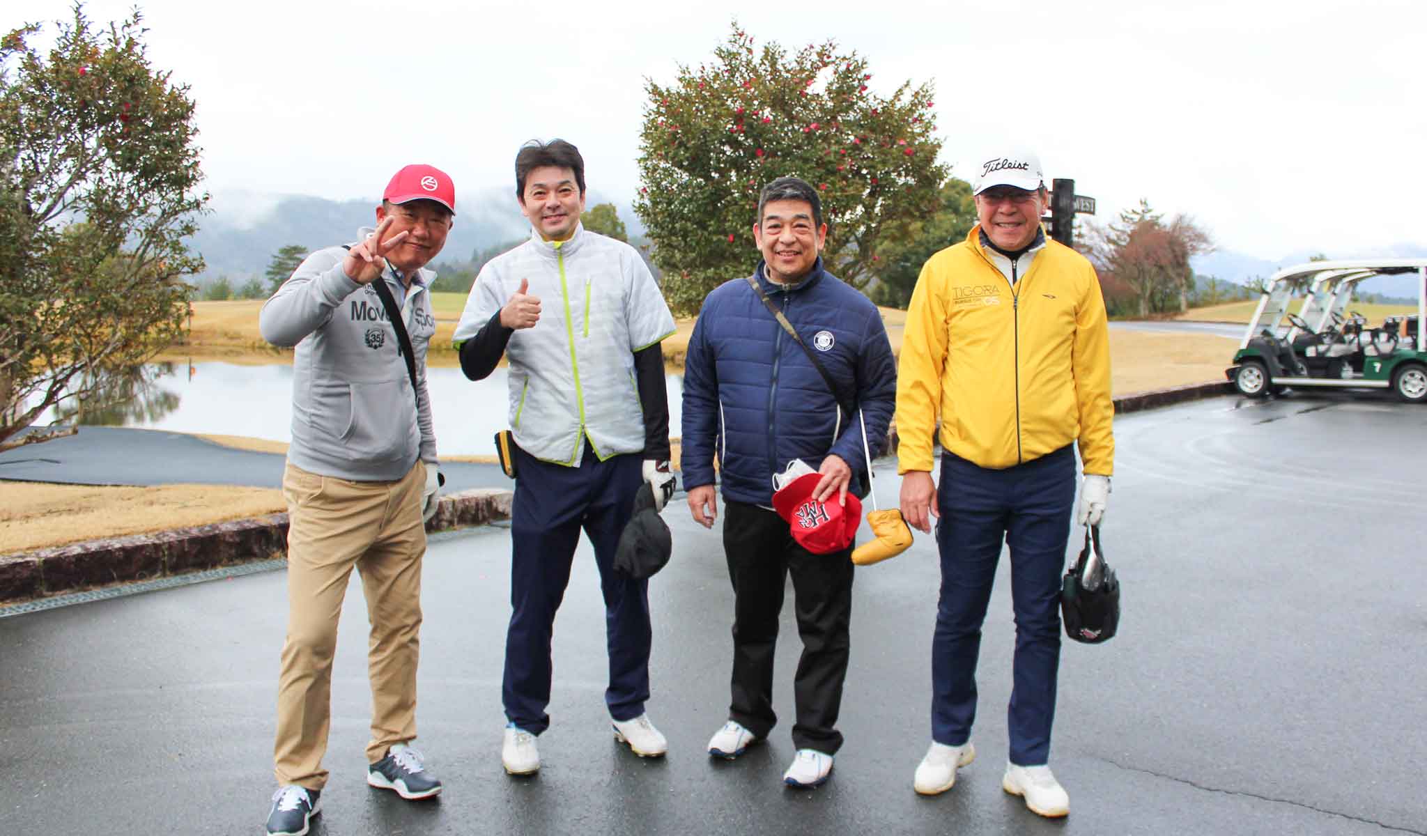関西ゴルフサークル セブンエイトの金宮さんと山岡さんと津野森さんと三谷さんの記念写真
