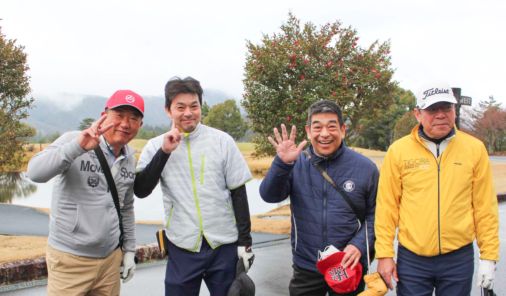 関西ゴルフサークル セブンエイトの金宮さんと山岡さんと津野森さんと三谷さんの記念写真