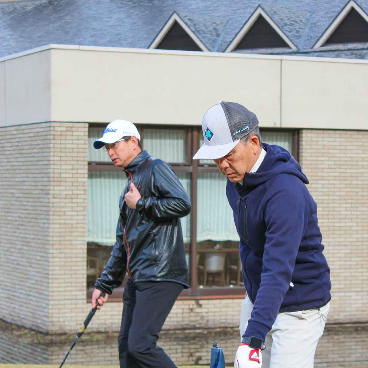 関西ゴルフサークル セブンエイトの大江さんと大町さんのパッティング写真