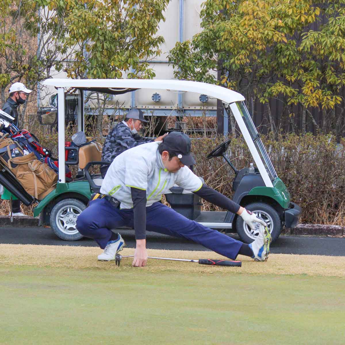 関西ゴルフサークル セブンエイトの山岡さんのストレッチ写真