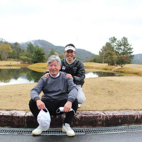 関西ゴルフサークル セブンエイトの深見さん親子の記念写真
