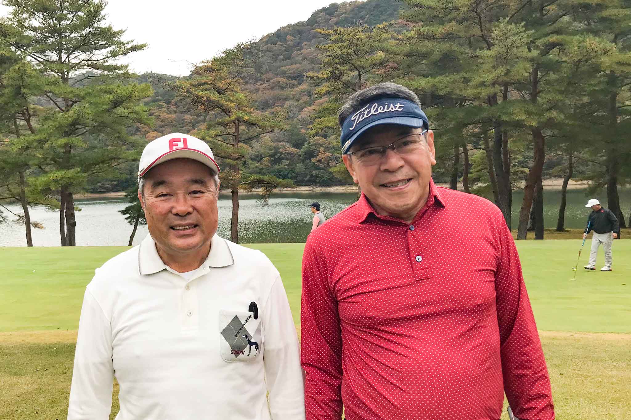 関西ゴルフサークル セブンエイトの三谷さんと服部さんの記念写真