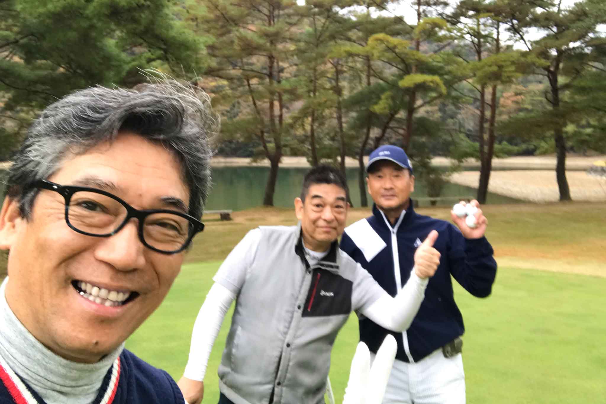 関西ゴルフサークル セブンエイトの湯浅光一と津野森さん、井倉さんの記念写真