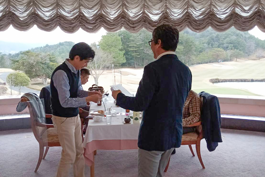 関西ゴルフサークル セブンエイトの岸田さんの記念写真