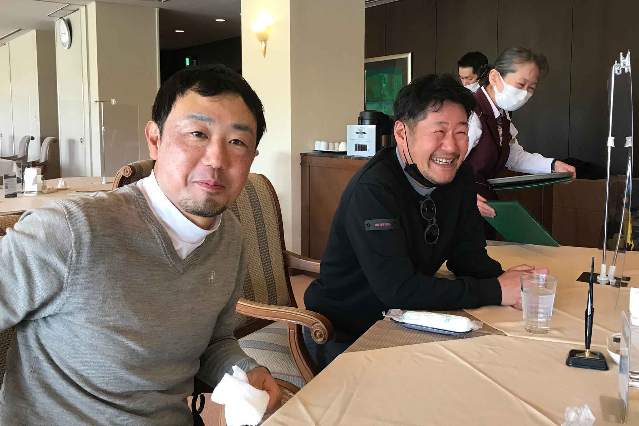 関西ゴルフサークル セブンエイトの黒木さんと平田さんの記念写真