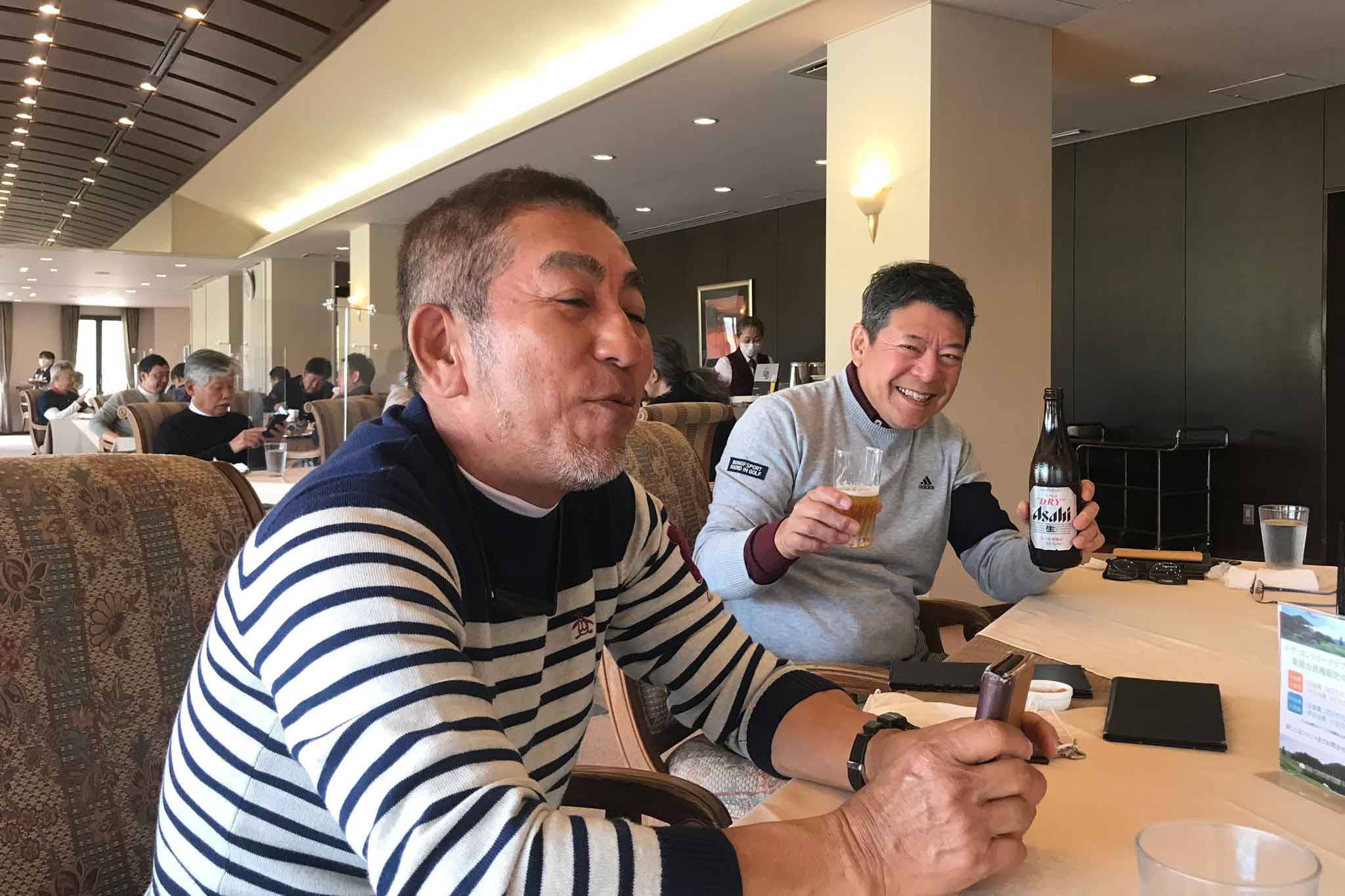 関西ゴルフサークル セブンエイトのランチタイムの森田さん、三谷さんの写真