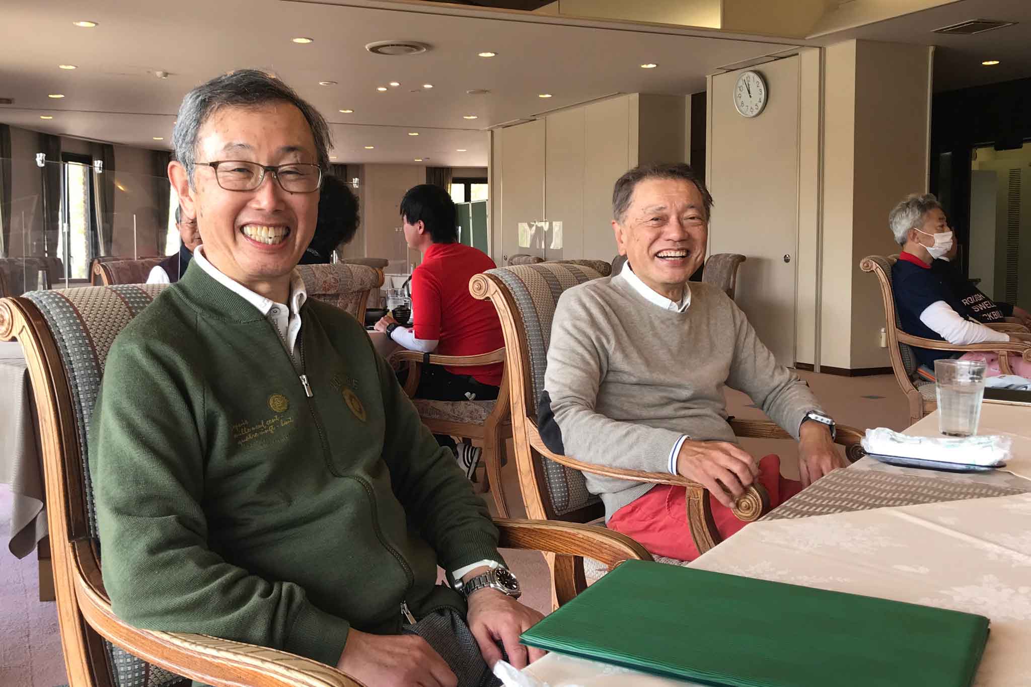 関西ゴルフサークル セブンエイトのランチタイムの野村さんと坂本さんの写真