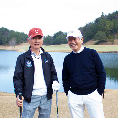 関西ゴルフサークル セブンエイトの辻さん、深見さんの記念写真