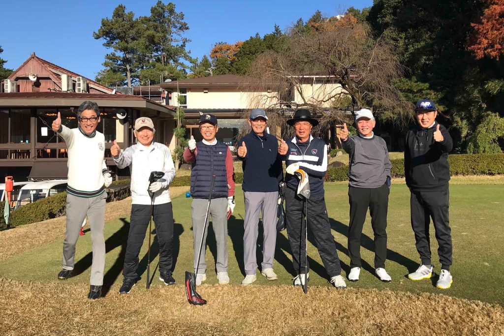 ゴルフサークル セブンエイトのメンバー、岡本修さんをご紹介するコンペの記念写真