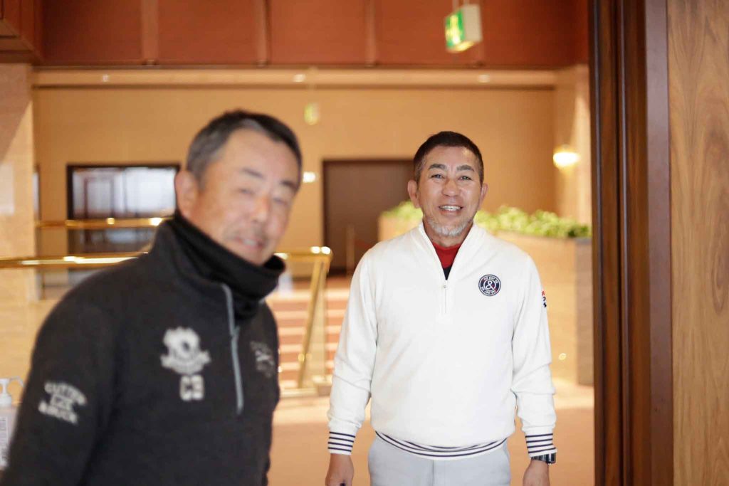 ゴルフサークル セブンエイトのメンバー、大西均さん、森田雅直さんの記念写真