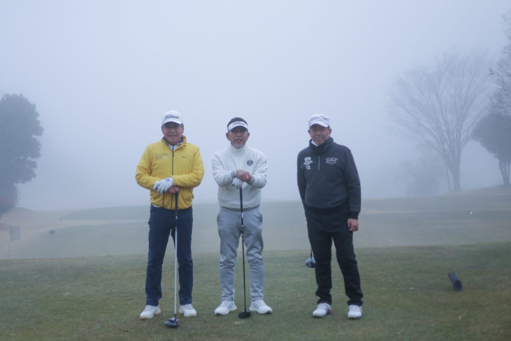 ゴルフサークル セブンエイトのメンバー、大西均さん、森田雅直さん、三谷義保さんの記念写真