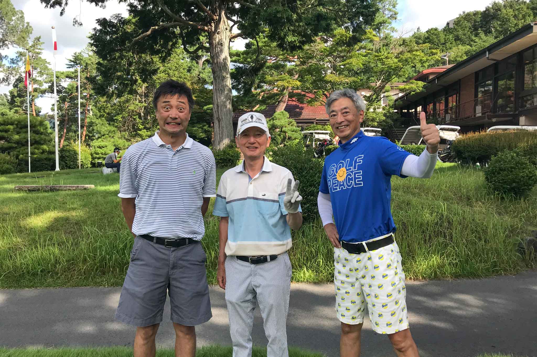 ゴルフサークルセブンエイトの柴垣さんと松村さんと辻さんの記念写真