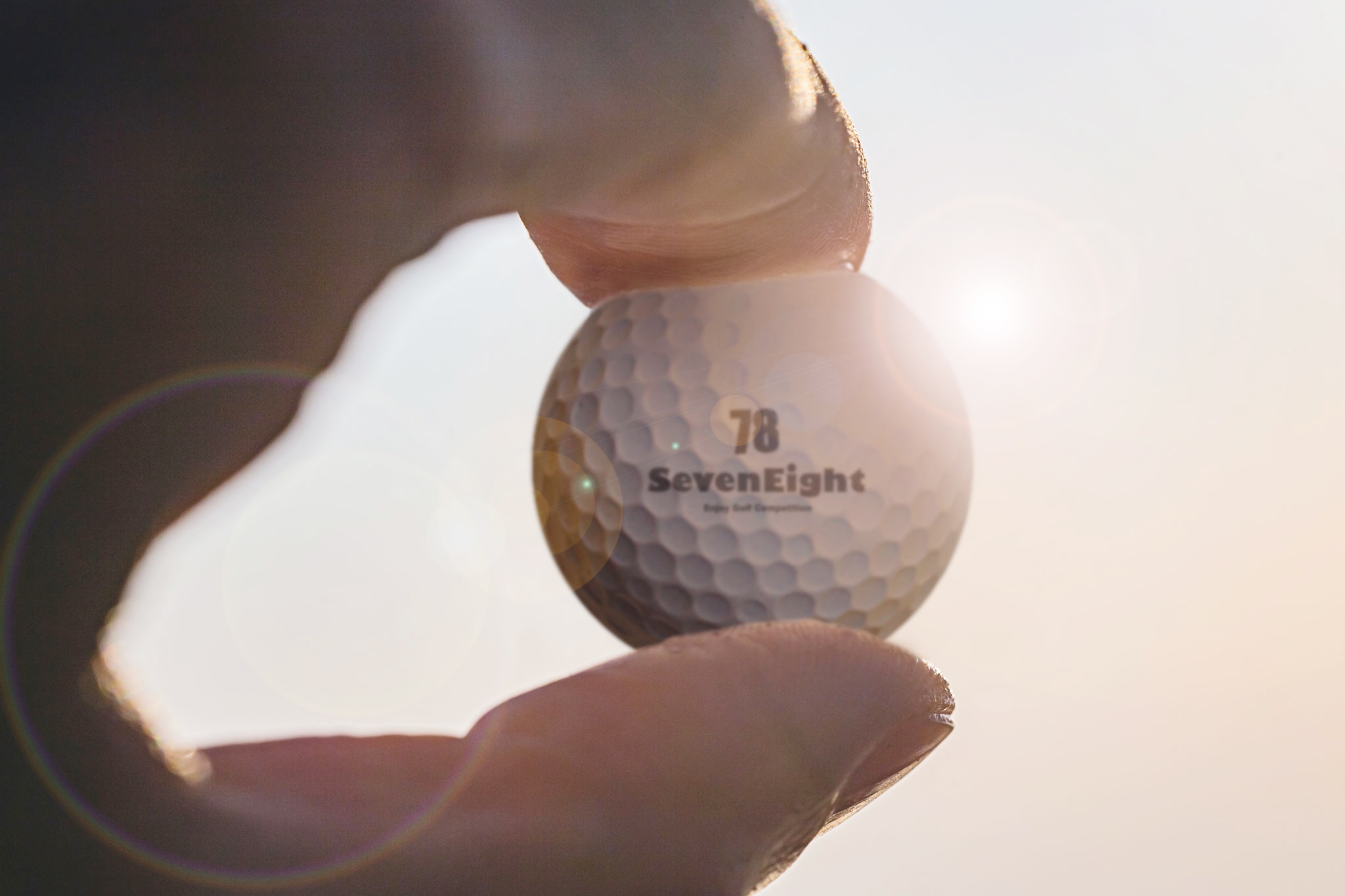 関西ゴルフサークル セブンエイトの説明ページの扉、サークルネーム入りのボールを持っているシーン