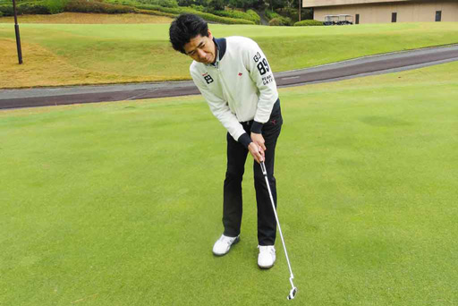 パインレークゴルフクラブでパッティングをする岸田豊さん