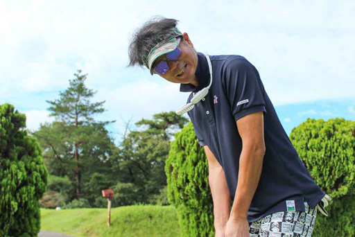 篠山ゴルフ倶楽部でパッティングをするゴルフサークルセブンエイトの村上修司さん