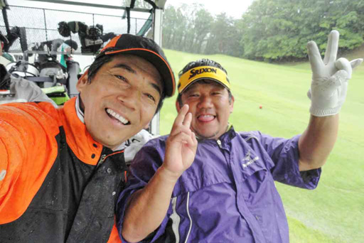 カートで楽しそうなゴルフサークルセブンエイトの湯浅さんと大橋さん