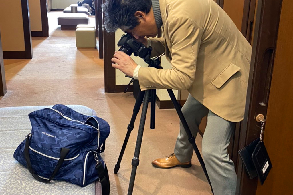 グランベール京都ゴルフ倶楽部ロッカールームで撮影する関西ゴルフサークル セブンエイトの湯浅さん