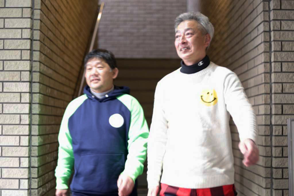 グランベール京都ゴルフ倶楽部の階段を降りる松村元喜さんと大橋正明さん