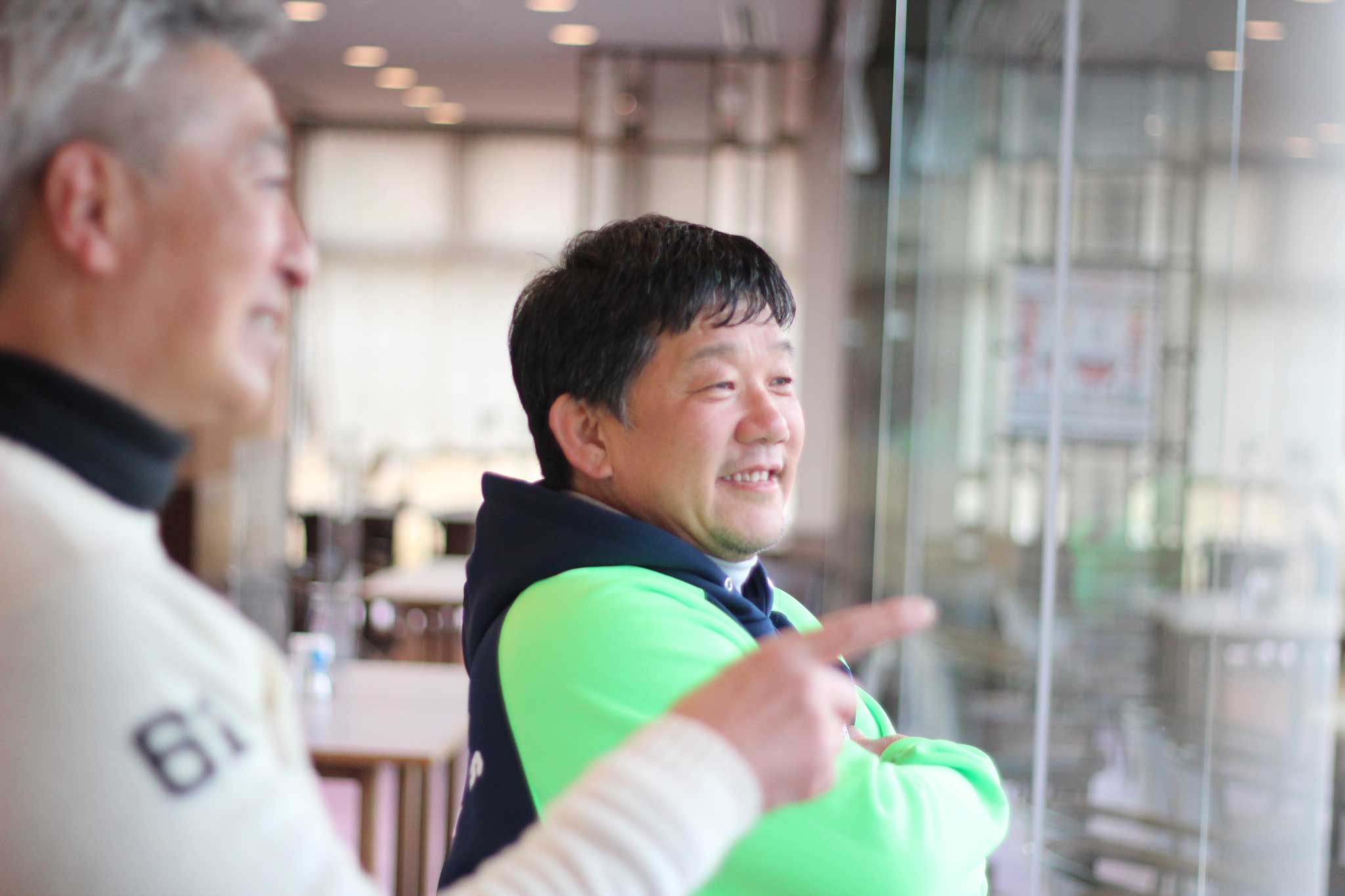 レストランで談笑する関西ゴルフサークル セブンエイトの松村さんと大橋さん談笑シーン