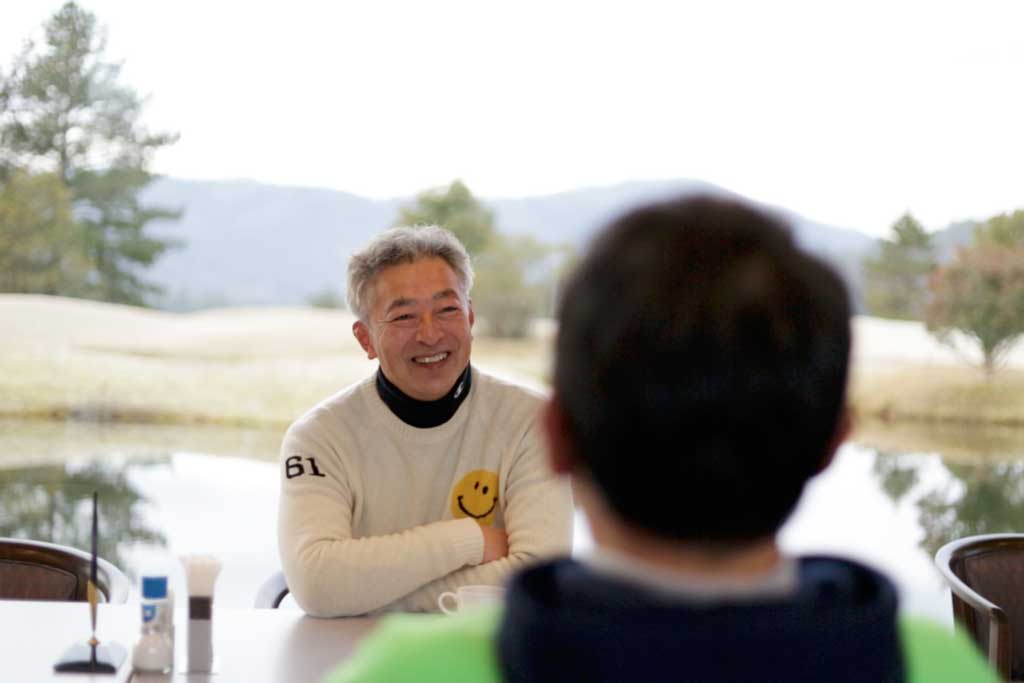 レストランで談笑する関西ゴルフサークル セブンエイトの松村さんと大橋さんの談笑シーン