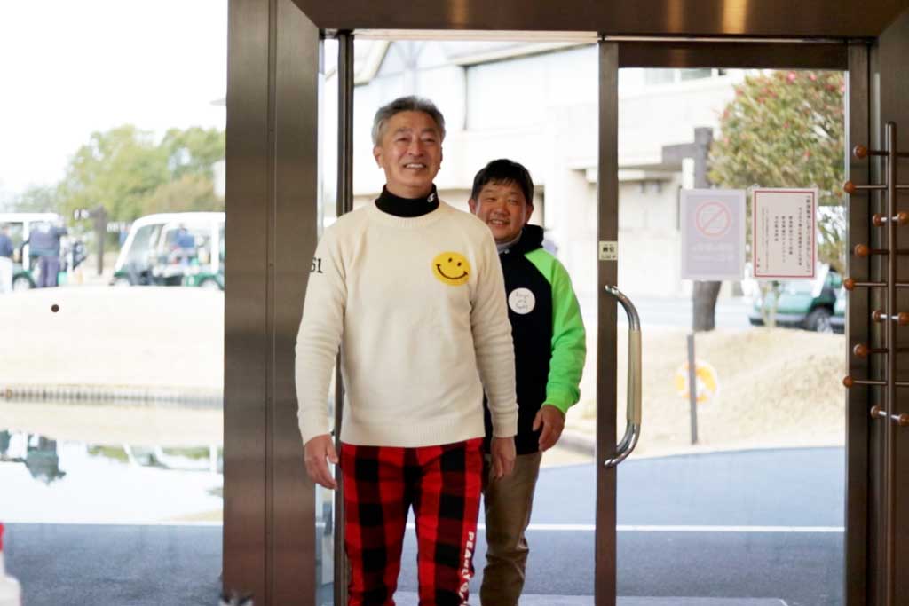 レストランに入る関西ゴルフサークル セブンエイトの松村さんと大橋さん