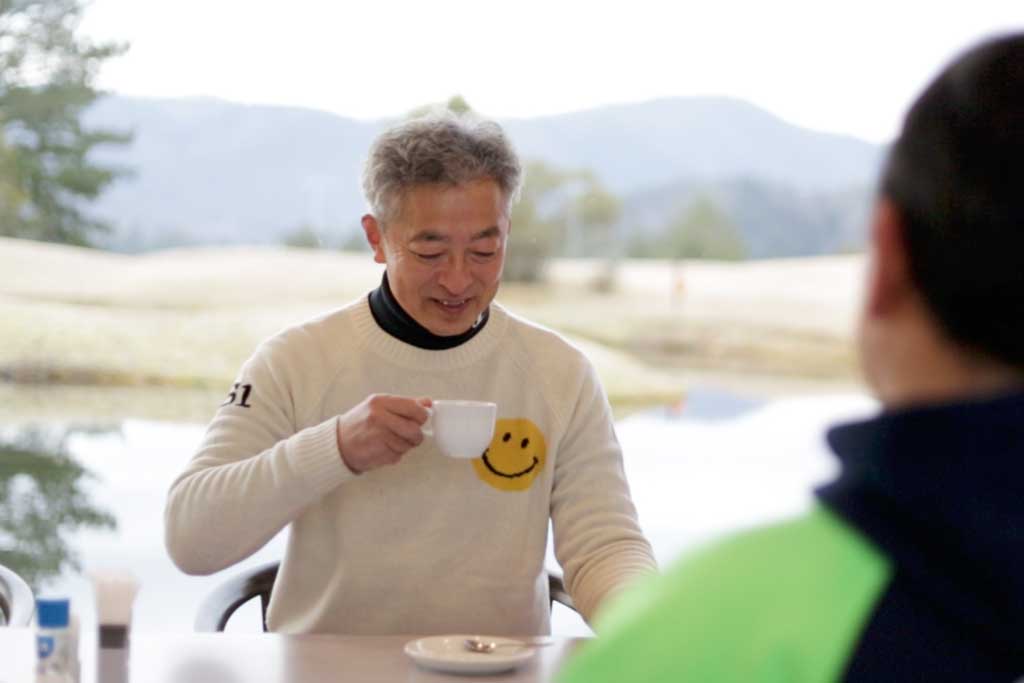 コーヒーを飲む関西ゴルフサークル セブンエイトの松村さん