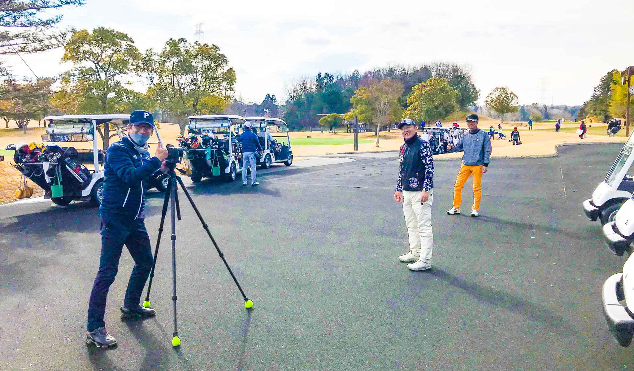 ベアズパウジャパンで記念写真する、関西ゴルフサークル セブンエイトの湯浅浩由さんと村上修司さん
