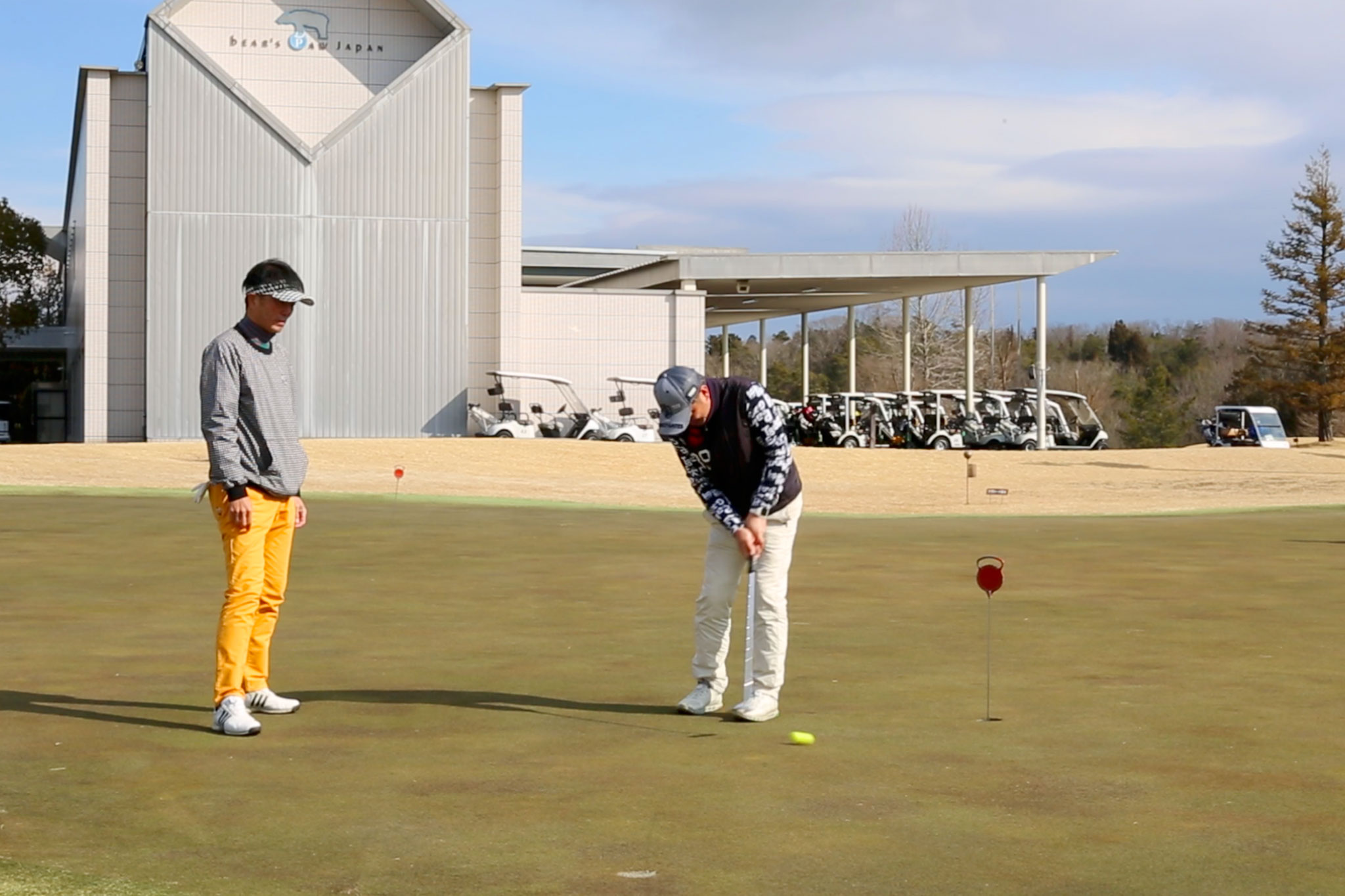 関西ゴルフサークル セブンエイトの湯浅浩由さんと村上さんパッティング