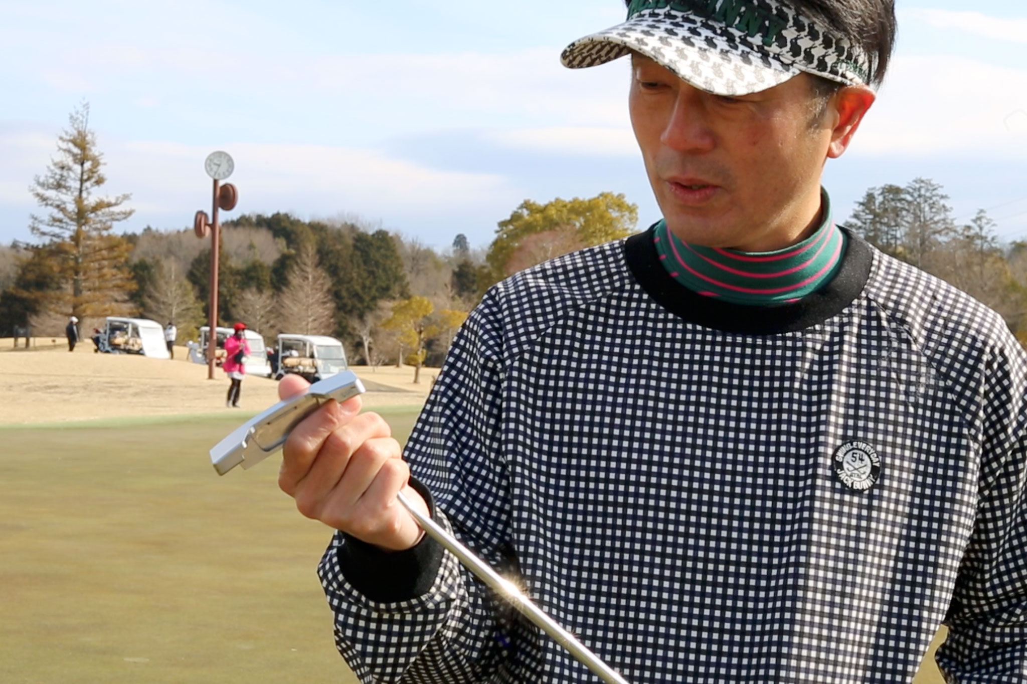 新しいパターを気に入る関西ゴルフサークル セブンエイトの村上さん