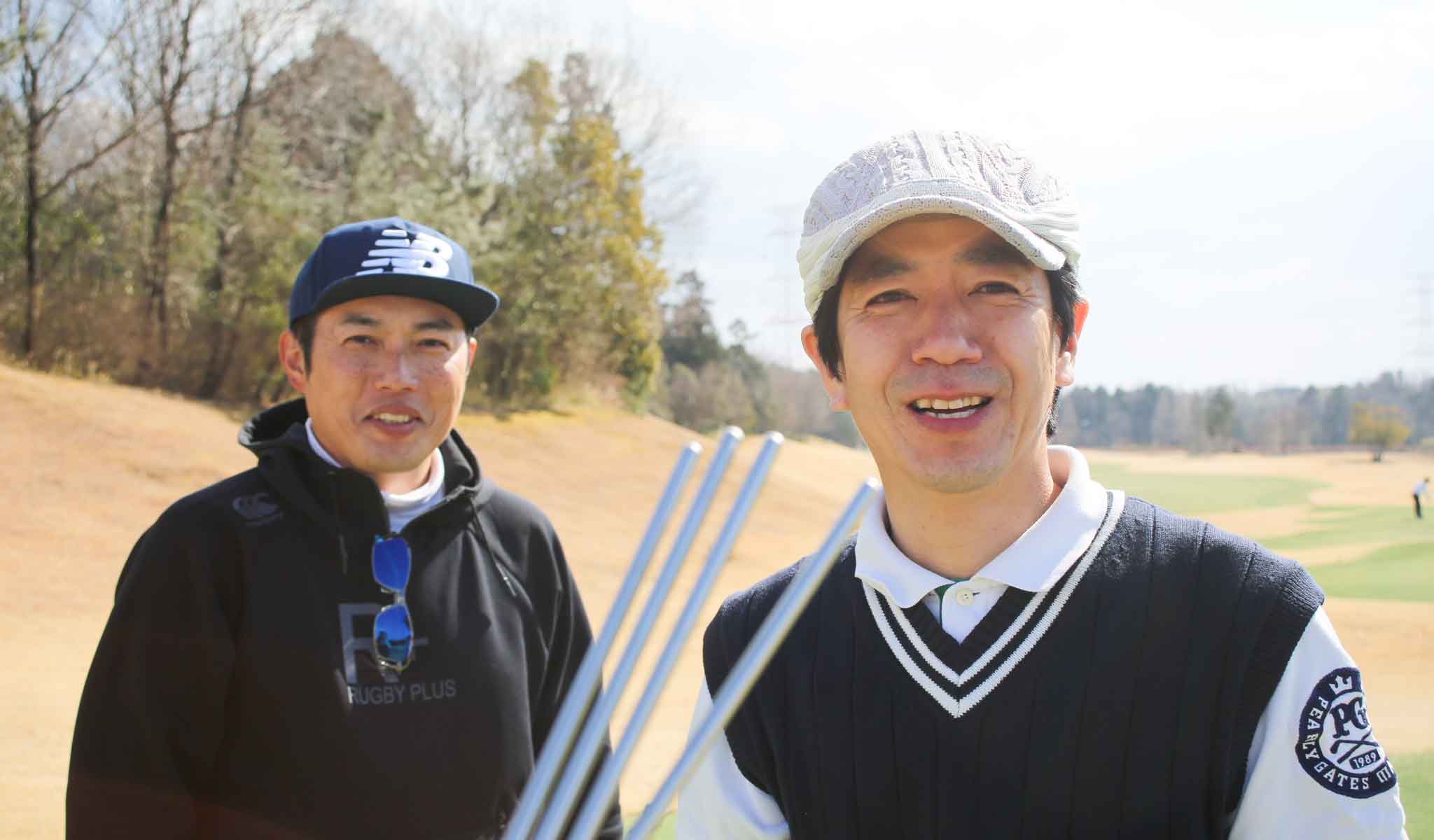 抽選棒を引くゴルフサークル「Seven Eight セブンエイト」の岸田さんと今西さん